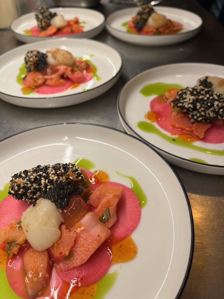 een kleurrijk bord met coquille