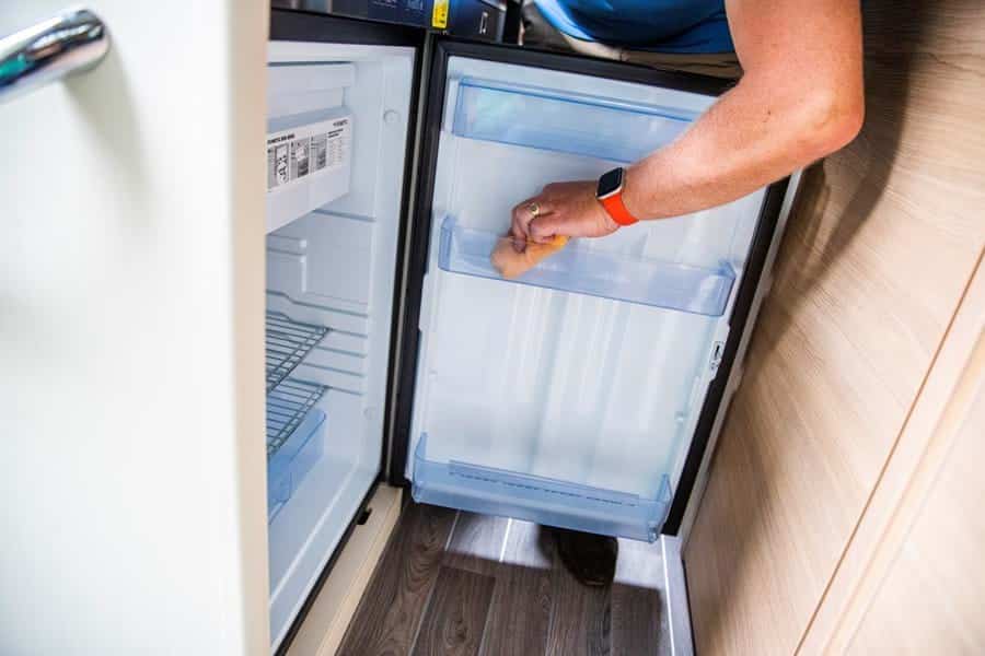 Hoe stel je de absorptie koelkast van je camper in bij warm weer ?