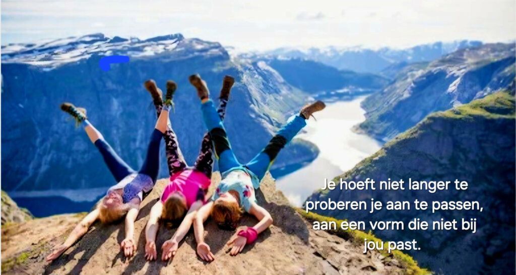 3 wandelaars liggend met de benen in de lucht op een rots in berglandschap