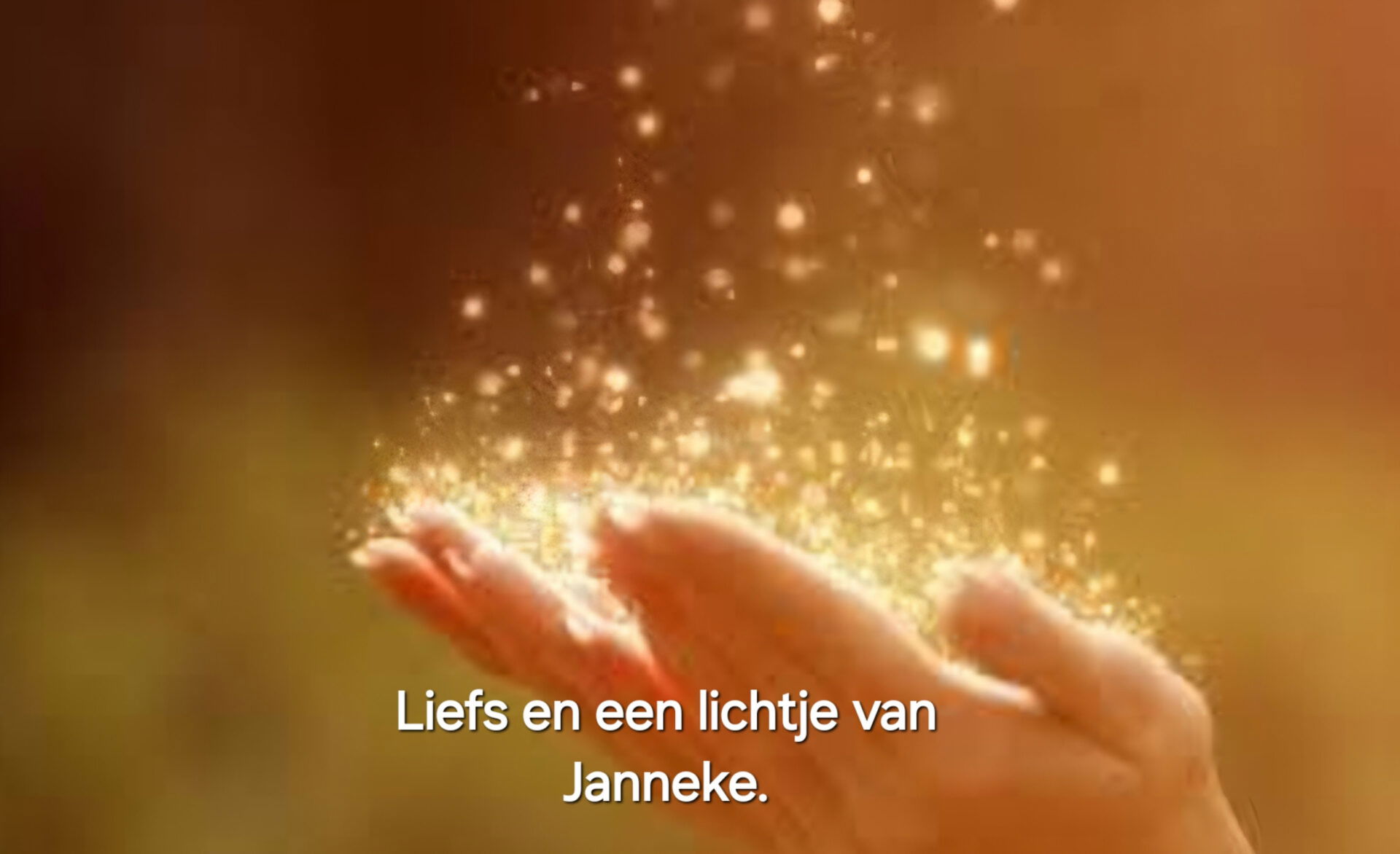 in de kom van handen zweven stralende gouden lichtjes en sterretjes omhoog