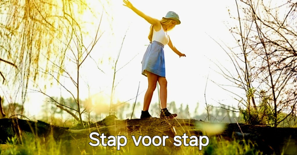 Meisje loopt balancerend over liggende boomstam