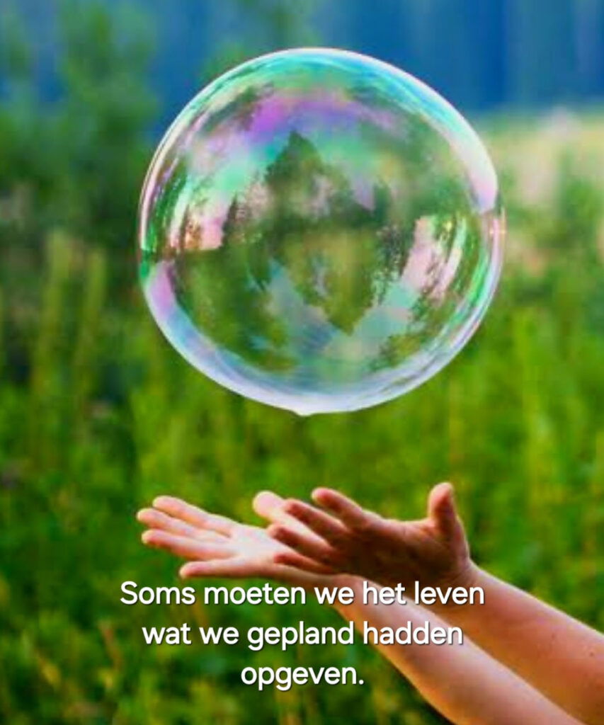 Kinderhanden laten een zeepbel wegvliegen Soms moeten we het geplande leven opgeven