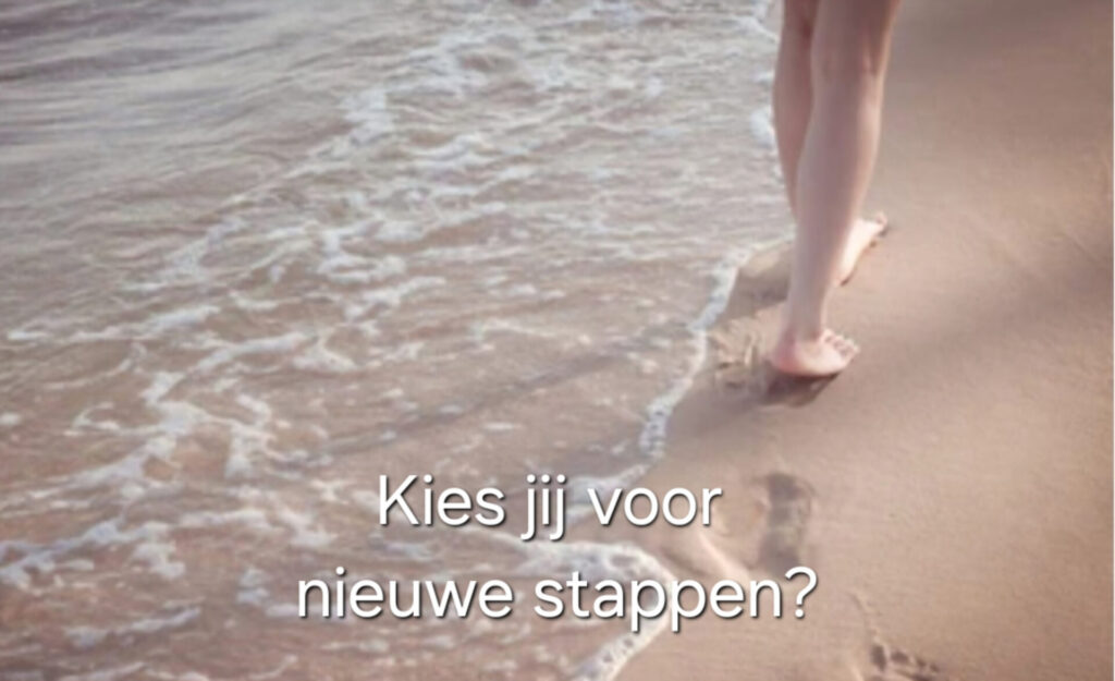 stappen langs het strand