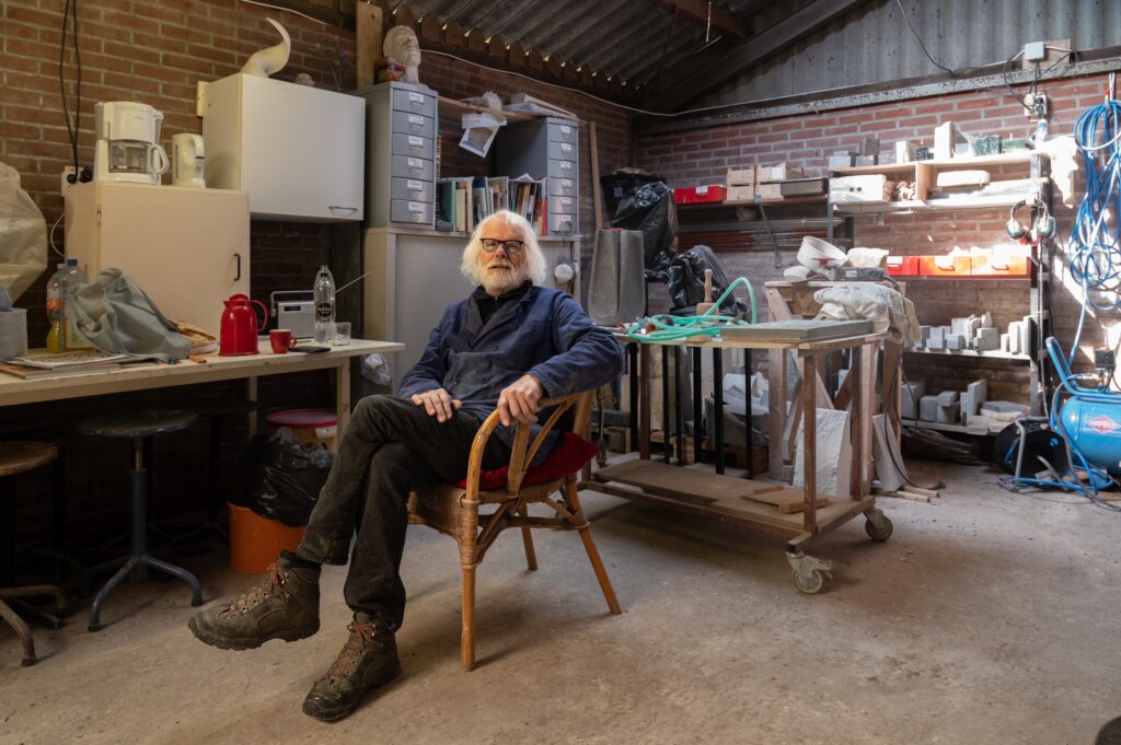 Jan kettelerij beeldend kunstenaar in zijn atelier in Zeeland Fotografe Christine Veraart Bergen op Zoom