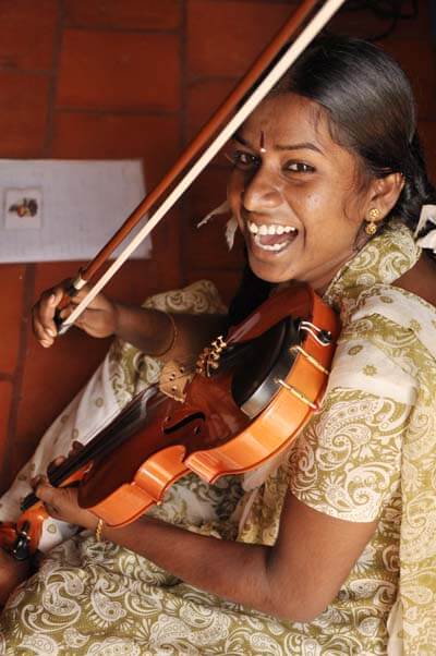 Muziekles in de Art School Isai Mayam Pondicherry Kinderen in India Pondicherry