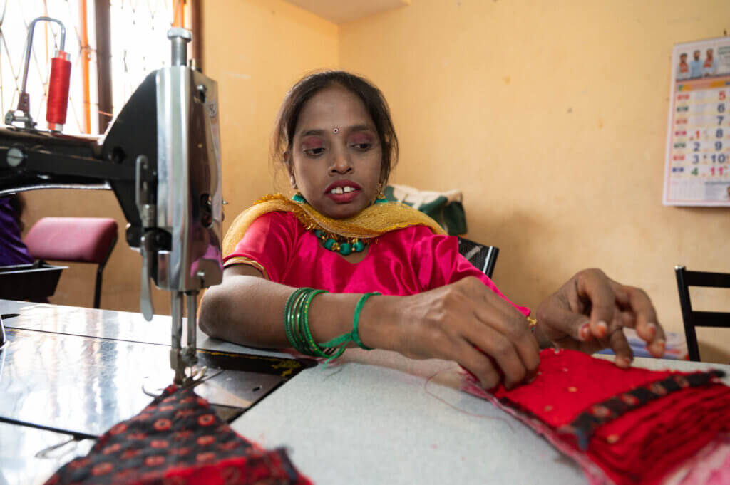 gehandicapten in India vinden baan bij naaiatelier
