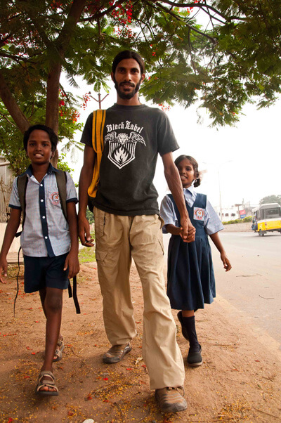 Arjuna brengt Velu en Angeli naar school - Stichting Isai Ma(i)yam