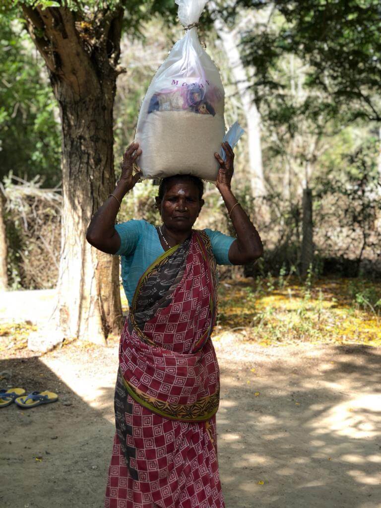 kinderen in India we gaan door met uitdelen van voedselpakketten