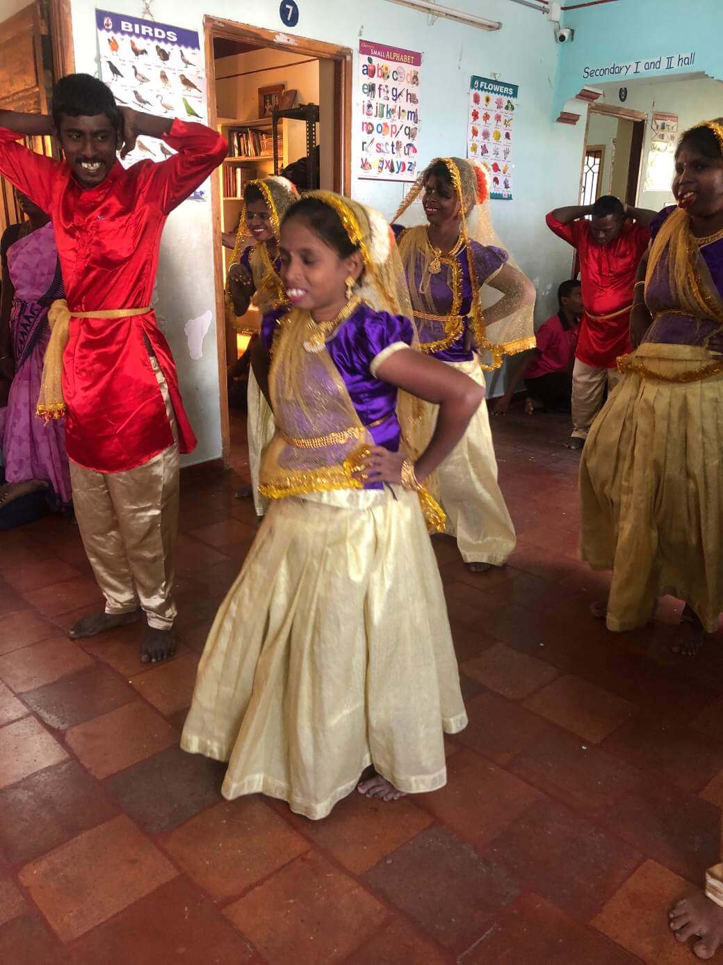 Handicap school dance yoga Kinderen in India Isai Maiyam