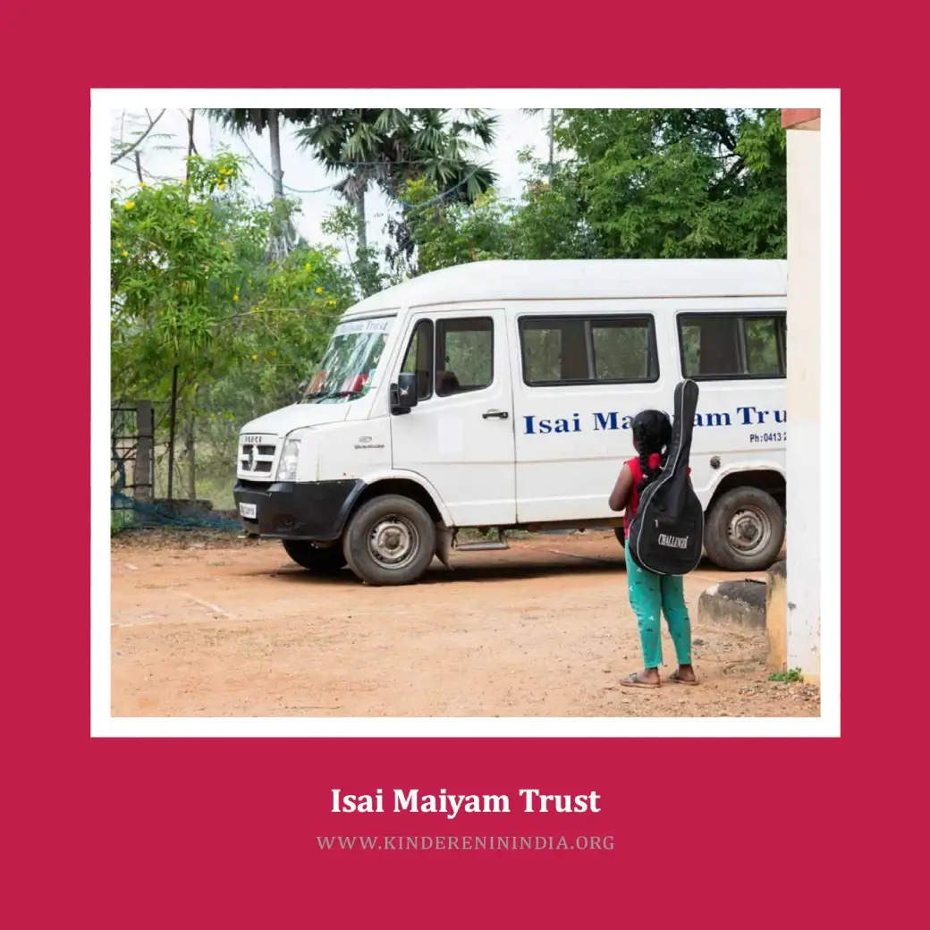 Boek Isai Maiyam Trust Journaliste Anne Bakker is met fotograaf Annelore van Herwijnen Boek Isai Maiyam Trust Journaliste Anne Bakker is met fotograaf Annelore van Herwijnen