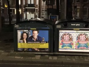 Cilou en René op recycle container ter promotie van Duurzaam Denb Haag Haagse Energiebeurs