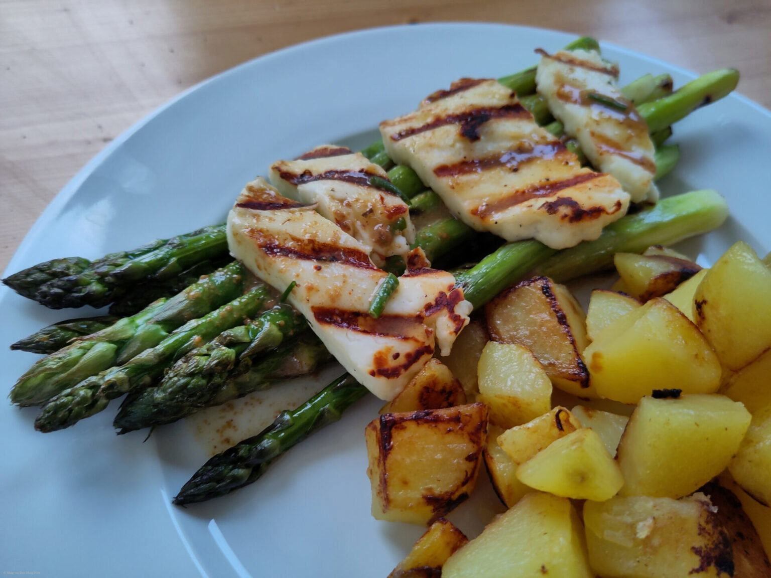 Groene asperges halloumi honingmosterddressing gebakken aardappels