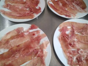 4 borden bedekt met proscuitto di san daniele