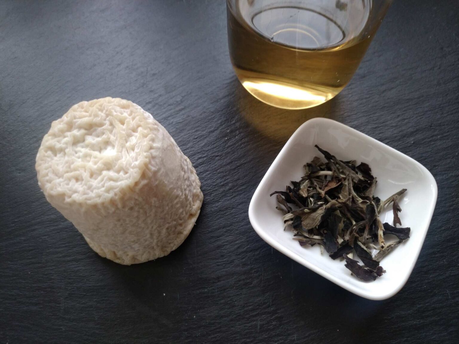 Chabichou du Poitou geitenkaas en White moonlight witte thee