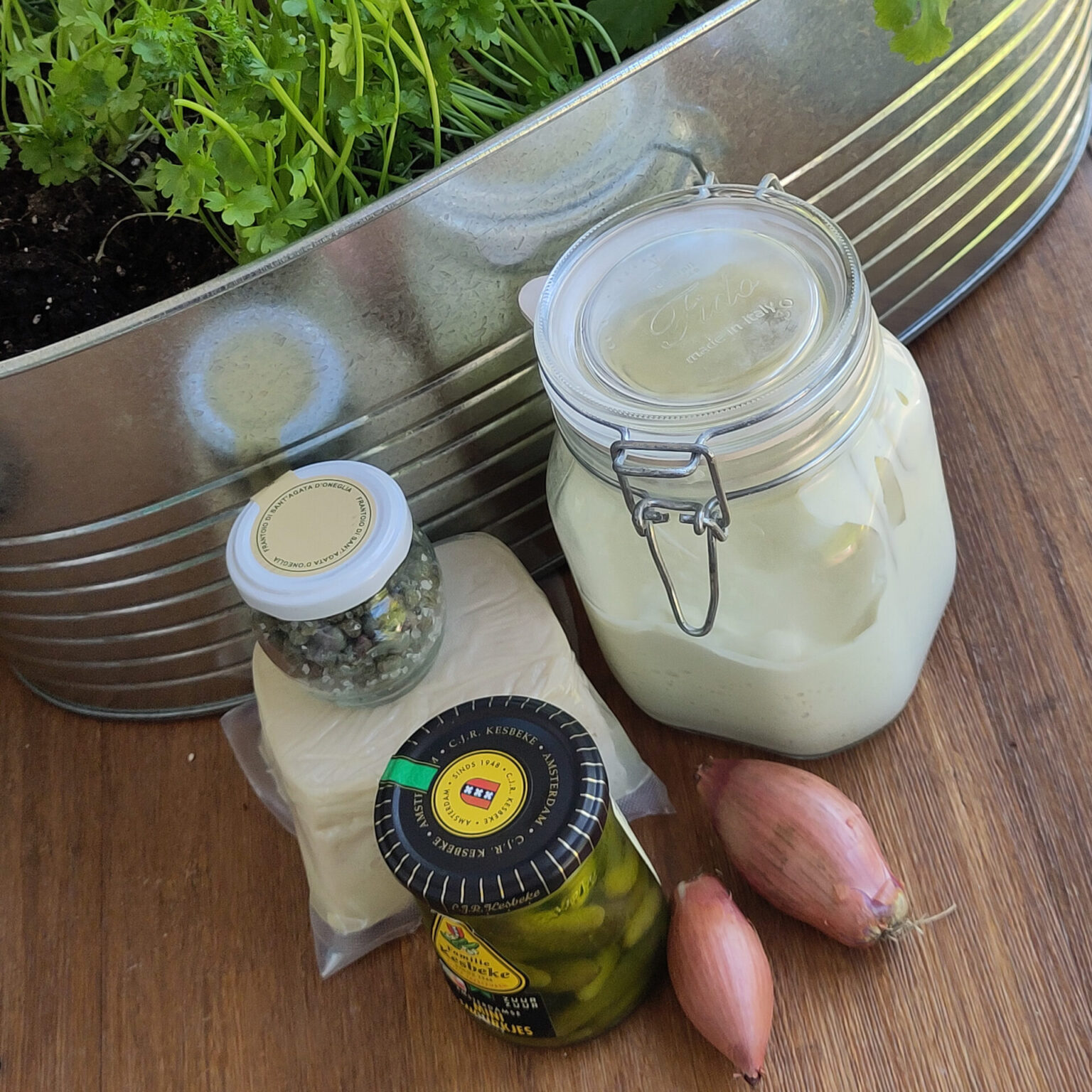 Pot mayonaise, tofu, pot augurken, twee sjalotten, potje kappertjes voor een plantenbak met kruiden