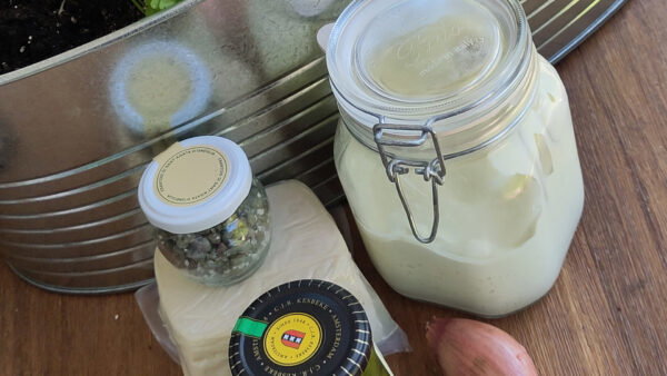 Pot mayonaise, tofu, pot augurken, twee sjalotten, potje kappertjes voor een plantenbak met kruiden