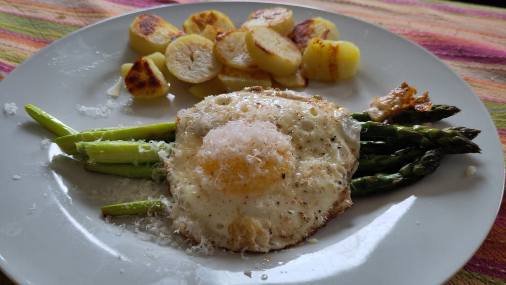 Groene asperges gebakken ei parmezaan_