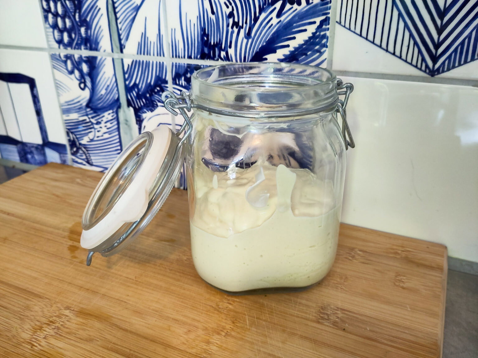 Pot half gevuld met mayonaise. Deksel open