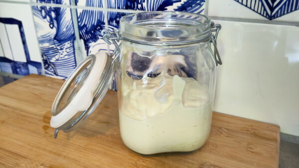 Pot half gevuld met mayonaise. Deksel open