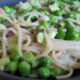 Pasta carbonara met groene asperges, doperwten, bosui en spekjes