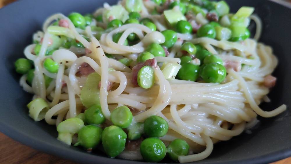 Pasta carbonara met groene asperges, doperwten, bosui en spekjes