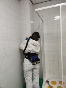 Wie kan een vervuild huis schoonmaken