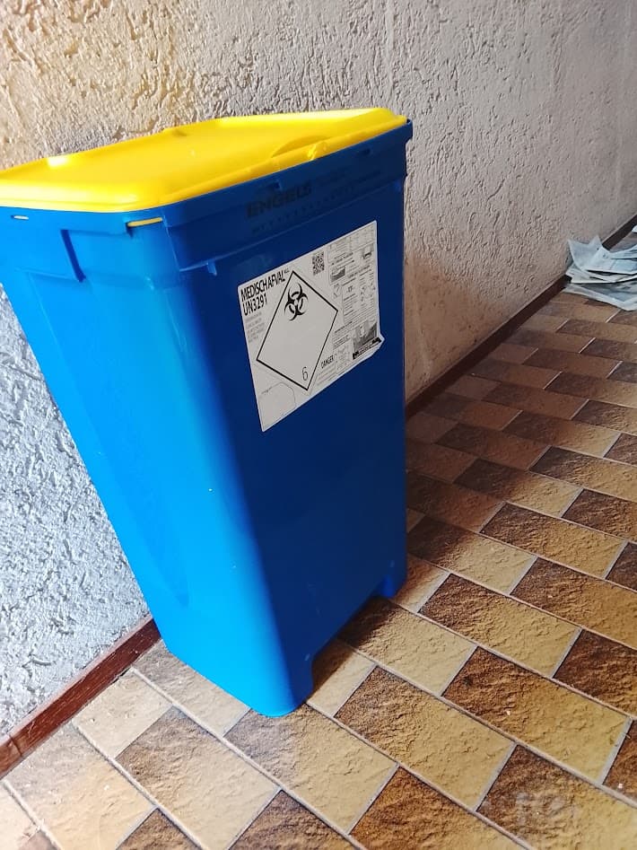 Lijkvocht verwijderen in bio medisch vaatje