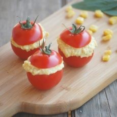 tomaten gevuld met maiscreme