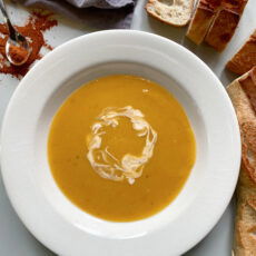 kruidige pompoen-rode linzen soep