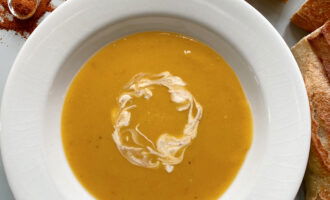 kruidige pompoen-rode linzen soep