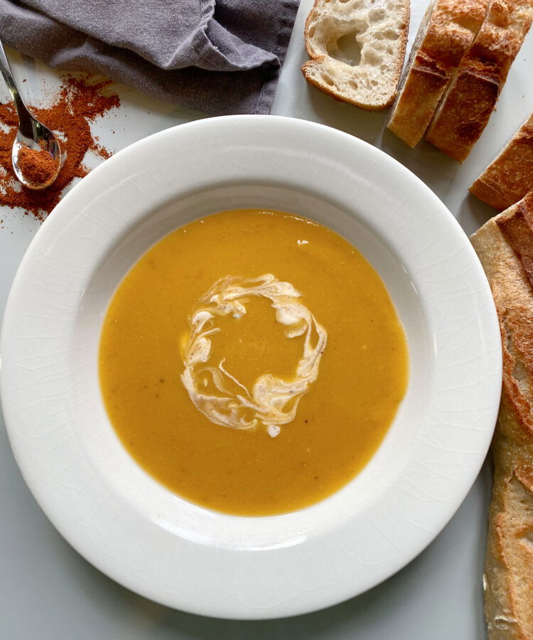 kruidige pompoen-rode linzen soep