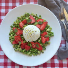 lente bonensalade met burrata en aardbei