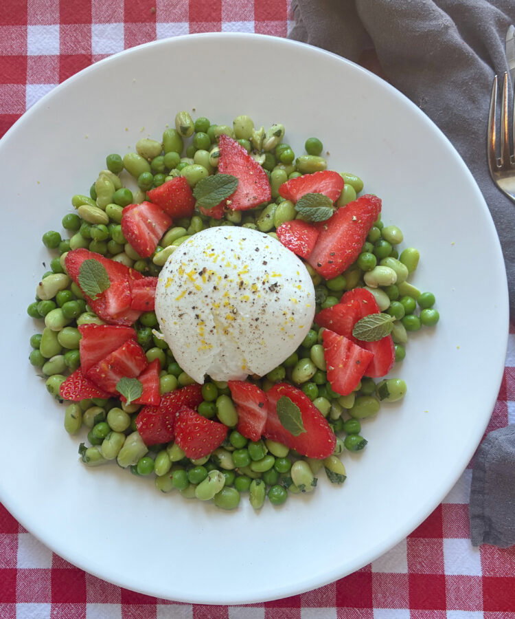 lente bonensalade met burrata en aardbei