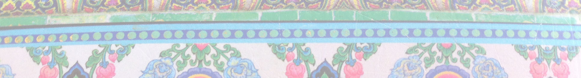 Verschillende lichtgekleurde balken met ornamenten in groen, roze, blauw